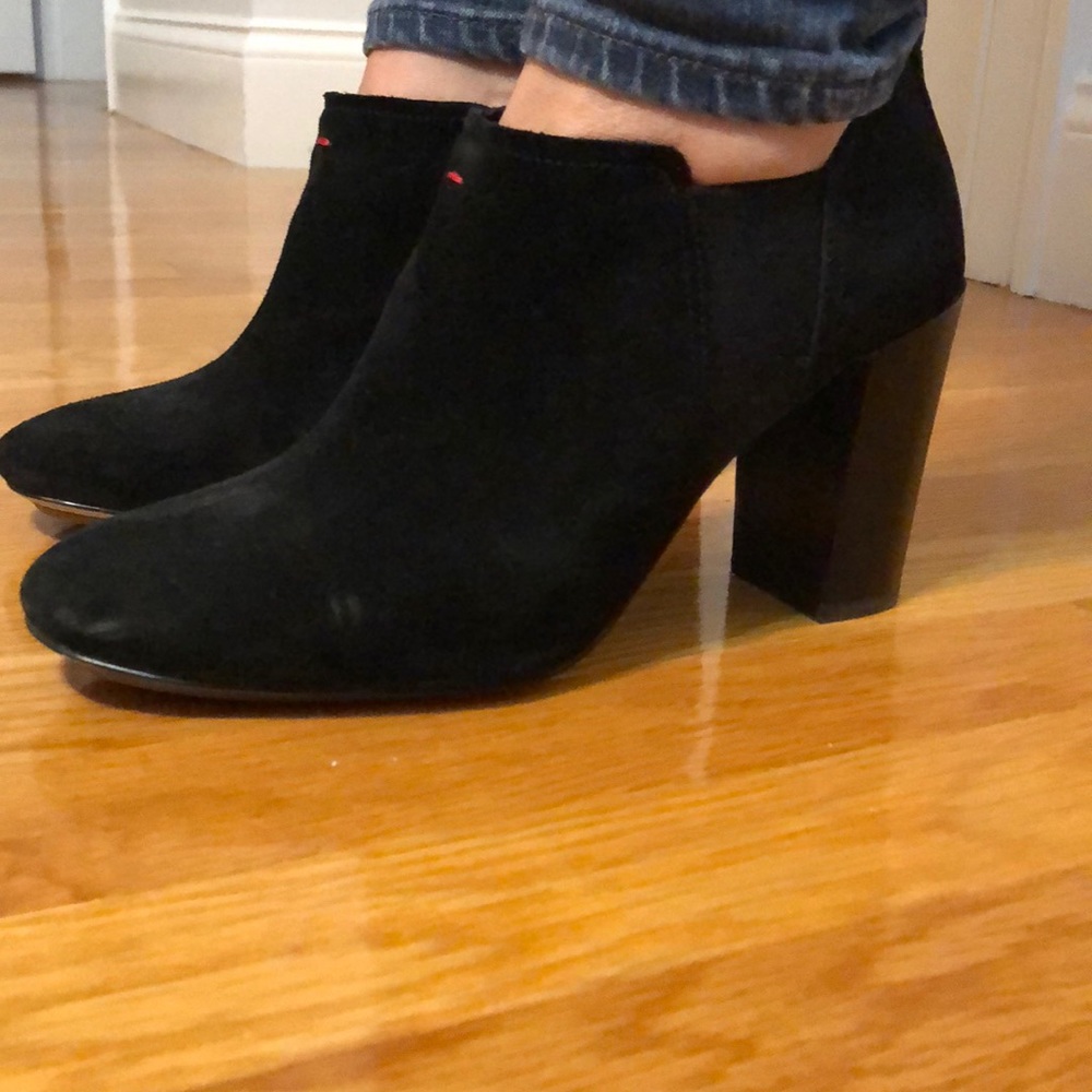 ED black ankle bootie